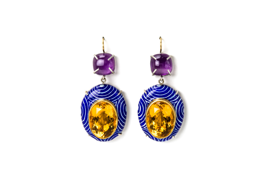 Earrings with big shiny citrine. Contemporary jewelry: Earrings Labor, 2020, made of papier-mâché, gold 18kt, citrines, amethysts, gold leaf 22kt. Handmade one-of-a-kind-jewelry by Gian Luca Bartellone, Bodyfurnitures, Italy.